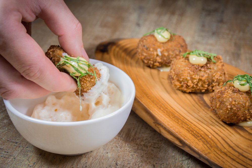 Instrucciones de uso:
1-Coge la croqueta con las manos
2-Remoja la croqueta con la espuma 
3-Cómetela en uno o dos bocados 
4-Si te han quedado restos en la mano... chúpate los dedos! 
•
•
#croquetasmadrid #croquetascreativas #croquetasgourmet #chemasoler #tapasmadrid #lagastro