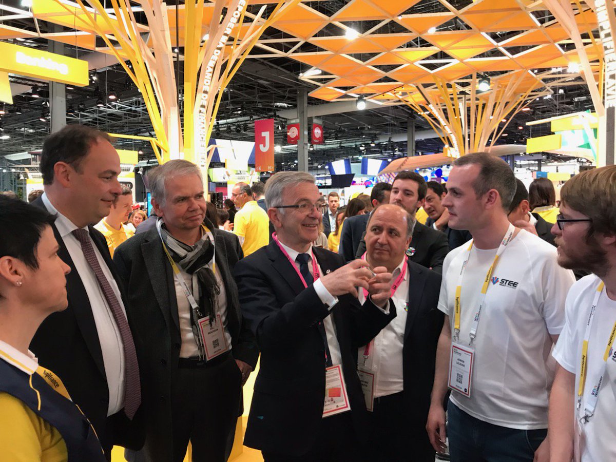 LPNews_CVL's tweet photo. En direct de @VivaTech! @fbonneau est sur le stand de #LaPoste pour rencontrer #UFeel, start up du Loiret. Financement et expérimentation croisés entre #LaPoste et @RCValdeLoire au service de l'économie ! https://t.co/hMbGpu6IJA