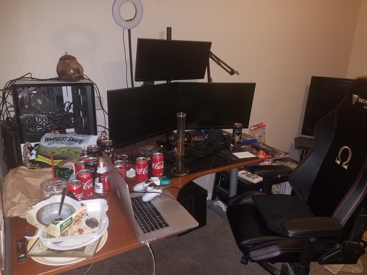 cl0utix's tweet photo. This is what #nodaysoff looks like #everydaystreamer #twitchaffiliate #twitchstreamer #TwitchStreamers #SupportSmallStreamers #StreamersConnected #shittybattlestation #PCMR https://t.co/jADN3Rczai