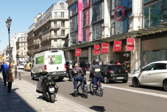 C_Najdovski's tweet photo. Les agents de surveillance de @Paris mènent chaque jour des actions de protection routière. Ici, rue de Rivoli. Du 2 au 8 mai, ils ont procédé à 1773 verbalisations sanctionnant les infractions dans les aménagements cyclables (non respect des sas vélo et pistes). https://t.co/B3pc6hwBJC