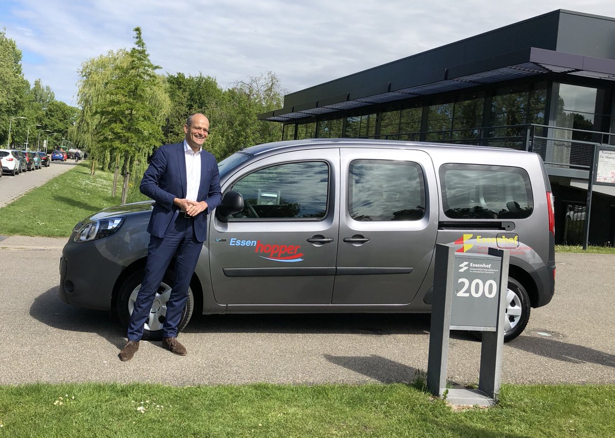GemDordrecht's tweet photo. De elektrische Essenhopper is in bedrijf. Het busje rijdt op verzoek tussen begraafplaats #Essenhof en bushalte Krispijnseweg. De Essenhopper is gratis te bestellen door te bellen naar 088 505 85 90. https://t.co/dR0OoW9V5F https://t.co/bQiZJp3Bhm
