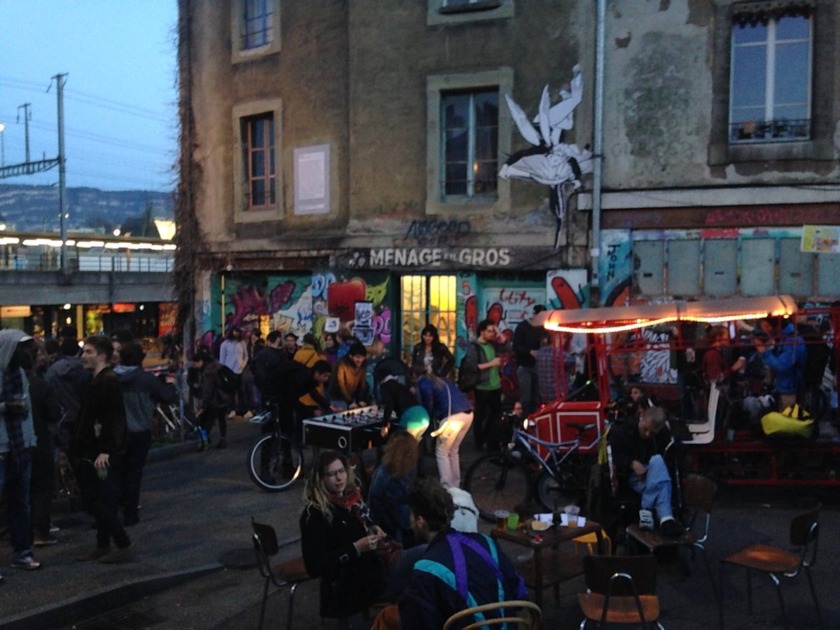 ArcadeGrottes's tweet image. Ce soir c'est le classique Jeux'dredi de l'Arcade de 18h à 22h !

Dj Arcadien aux platines du all style bar et le resto de l'Arcade qui concocte des bons petits plats maisons 😎😋

Baby-foot, ping-pong, jeux d'échecs et jeux de société font partie des ingrédients du jeux'dredi !