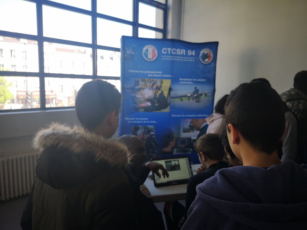 Prefet94's tweet photo. À l'occasion de la Quinzaine de la #sécuritéRoutière, les collégiens de @mairieivry sont au village de la Sécurité routière qui présente différents enjeux : réactivité au volant, substances psychoactives, angles mort et parcours 🛴  #UsagersVulnerables https://t.co/nXUvhLnWn2