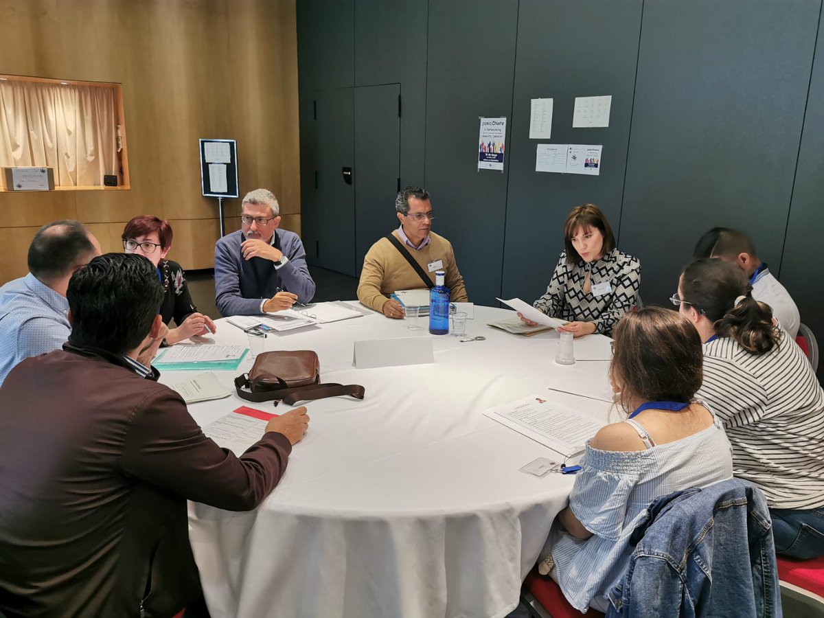 RsCcastellon's tweet photo. Maria Jose Antoni y Pedro García de CuiNatur, Menjadors Escolars Sostenibles en el taller de "Fortalezas" revisan los CV de los asistentes utilizando el TEST DE VIA DE FORTALEZAS PERSONALES. .#posiciONate https://t.co/gNIxYYBEBb