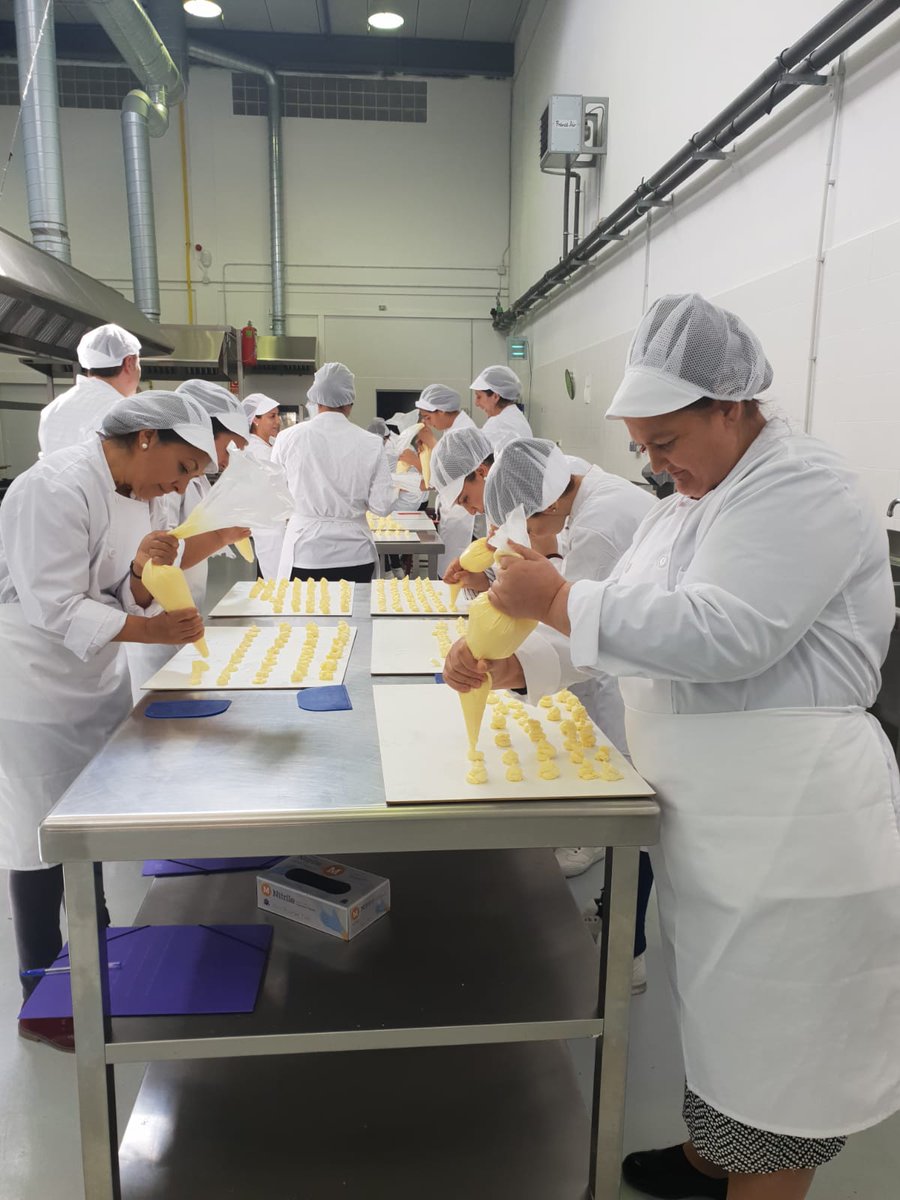 gitanos_org_CYL's tweet photo. En #FSGPalencia las mujeres participantes del Programa #SaraRomí están realizando un curso de formación pre-ocupacional de Técnicas Básicas de Repostería en #EFIDES, con la colaboración de #LaCasaDulce. Este Programa está financiado por el @Inmujer y el Fondo Social Europeo. https://t.co/n6QeizbuBV