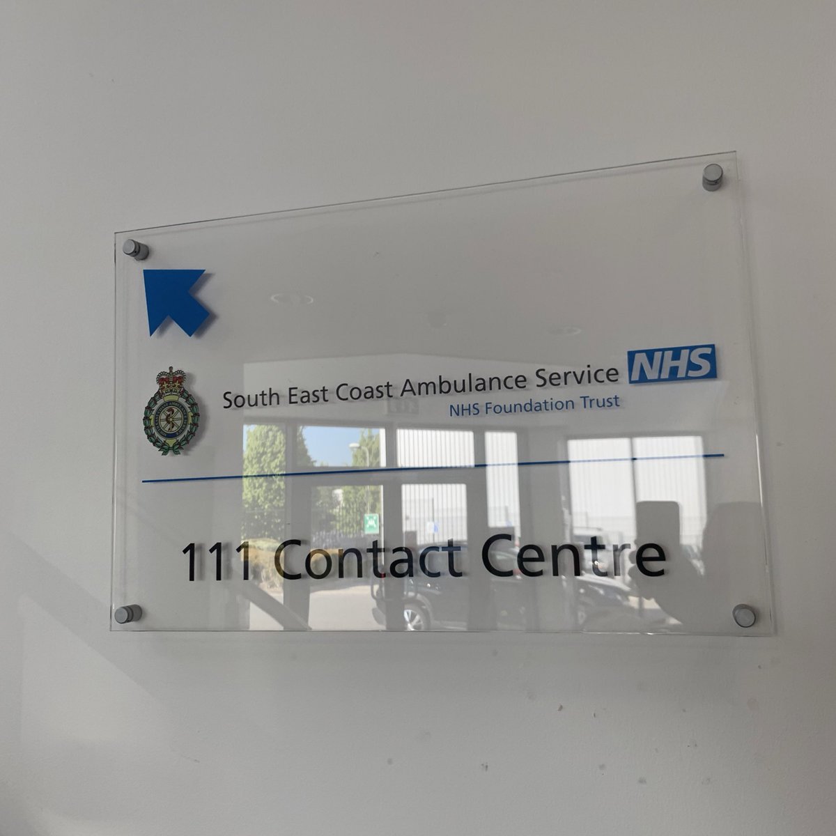TomTheParamedic's tweet photo. Day two at #teamSECAmb NHS111 contact centre. Starting the morning by plugging in where the patient’s journey begins, with one of our Health Advisors #accessNHS #UrgentCare https://t.co/jbS7ROUt1m