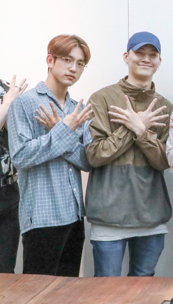 ktsmj1004's tweet photo. ควรหวีดอะไรก่อนดี ความปมนยองยืนข้างกันหรือจินยองทำสีผม??? https://t.co/lAotZfrnYF
