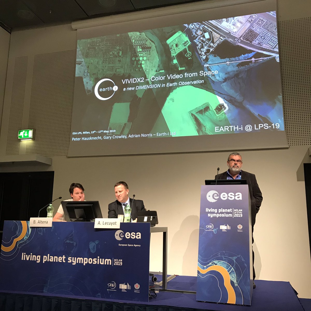 ChetanPradhanUK's tweet photo. Dr Peter Hausknecht @SciencePeterH of @Earthi_ presents capabilities of our high resolution video satellite constellation to packed room at ESA Living Planet Symposium in Milan #LPS19 #LPS2019 https://t.co/PqurhdFHte
