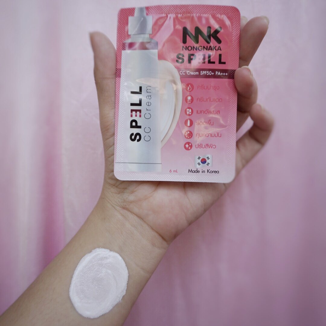 Barbakaka's tweet photo. อันนี้ชอบจริง NNK Nongnaka Spell CC cream พกไปทริปด้วยซองเดียวเอาอยู่ มีทั้งบำรุง กันแดด รองพื้น ตัวนี้จะช่วยให้ผิวสว่างขึ้นอีกเฉด ทาตั้งแต่เช้ายันเย็นหน้าไม่ดรอปเลยคือดี ราคาไม่แพงด้วย ซื้อติดกระเป๋าไว้เลยย 😆 #SpellCCcream https://t.co/YwDOsNxYfP