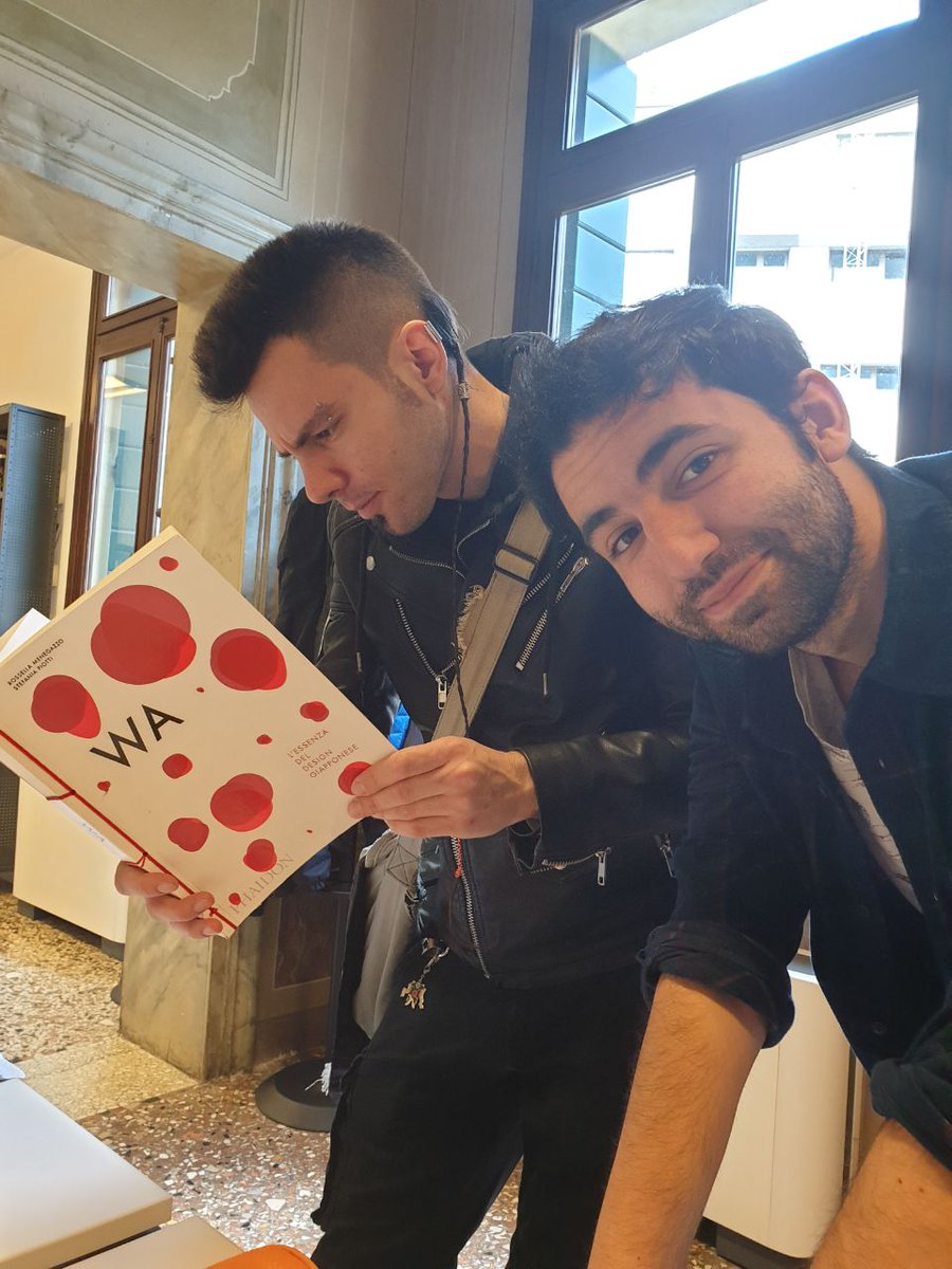 Dariofacose's tweet photo. Qui sto guardando foto di design giapponese.
#facciocose #designgiapponese #biblioteca #andreacau #uacaerdna https://t.co/oWusFqU8Oa