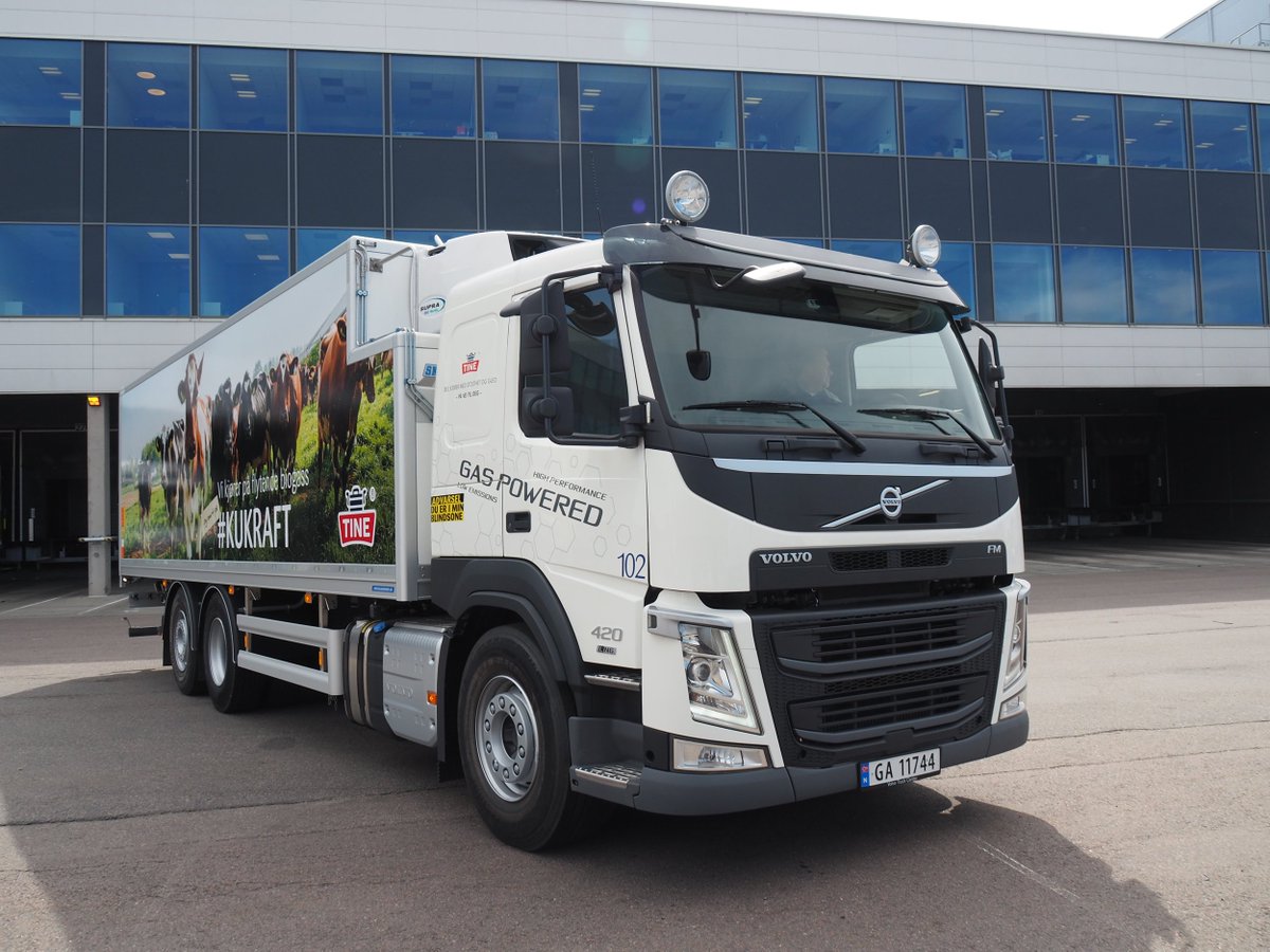 Med biodrivstoff på tanken blir TINE sine nye Volvo FM 460 med Volvo Dynamic Steering bærekraftige på flere måter 👊🐄🍀 ow.ly/icJn50ucDSN