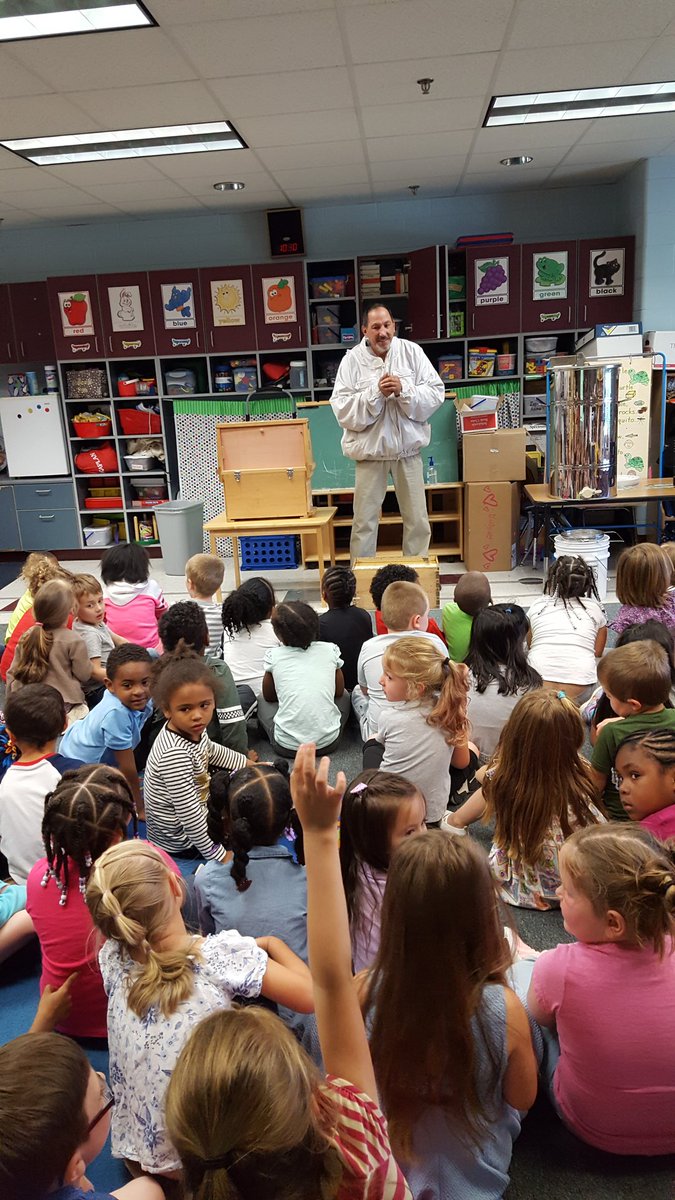 KellyRedford2's tweet photo. It's BEE time!!! Thank you, Mr. Brandt for bringing in your bees!!#IAmCuCPS #ccesdukes https://t.co/XjRtaVxAJ1