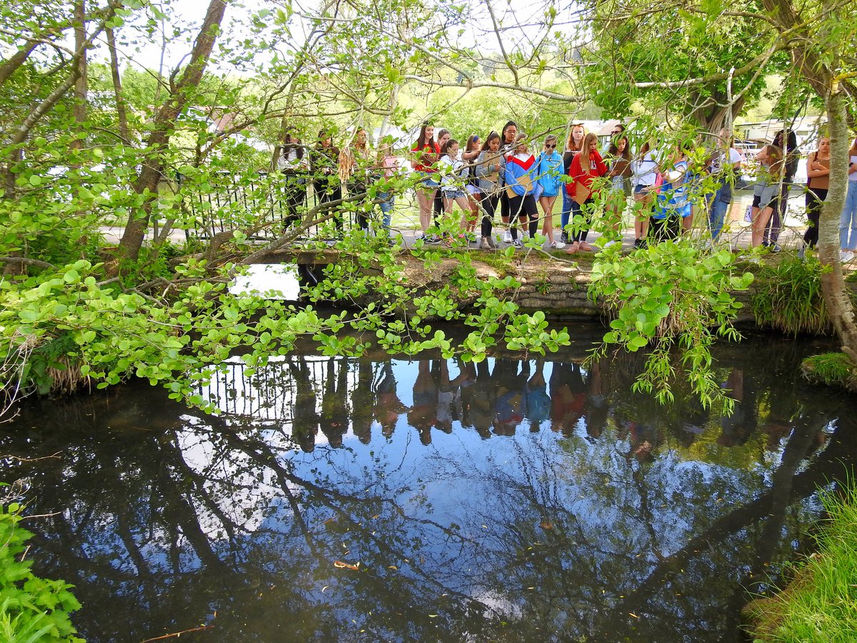 NotreDame_GEOG's tweet image. Year 8s visit the eyots: Investigating river features at the #confluence of Cold Bath Stream (#tributary) and the #RiverThames @river_rowing @NotreDame_Trips
