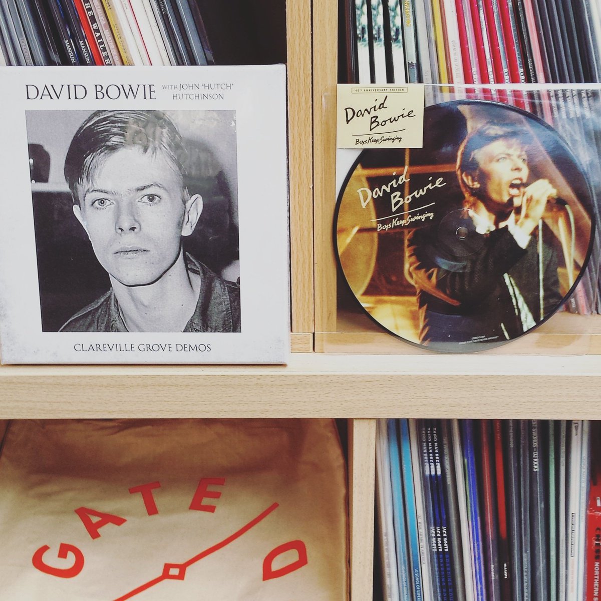 Bowie's 'Clareville Grove Demos' live demo tape sessions, with 4 previously unreleased demo tracks! 
Out on a 3x7" boxset 😍
Plus the latest limited edition 7" picture disc from 'Lodger' which celebrates its 40th anniversary this year!
Order at gatefoldmusic.com now! 👐