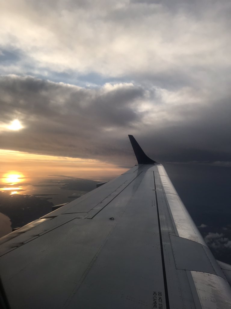 KimberleyAnn72's tweet photo. Picture from my ORH-JFK flight today, here for #JB4Gawards #sunrise #JetBlue #avgeek #jetBlueBDL #JetBlueforGood https://t.co/okChDdxY3l