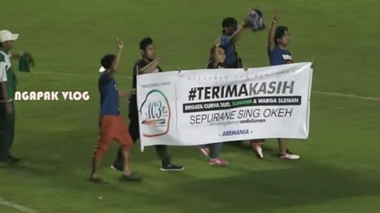 Topik dari mereka hari ini "Makanya tamu yang sopan" perwakilan aremania berkeliling lapangan mengucapkan terima kasih masih di bilang kurang sopan...?? Opo kudu sungkem siji siji a cek diarani sopan?? #maturnuwun