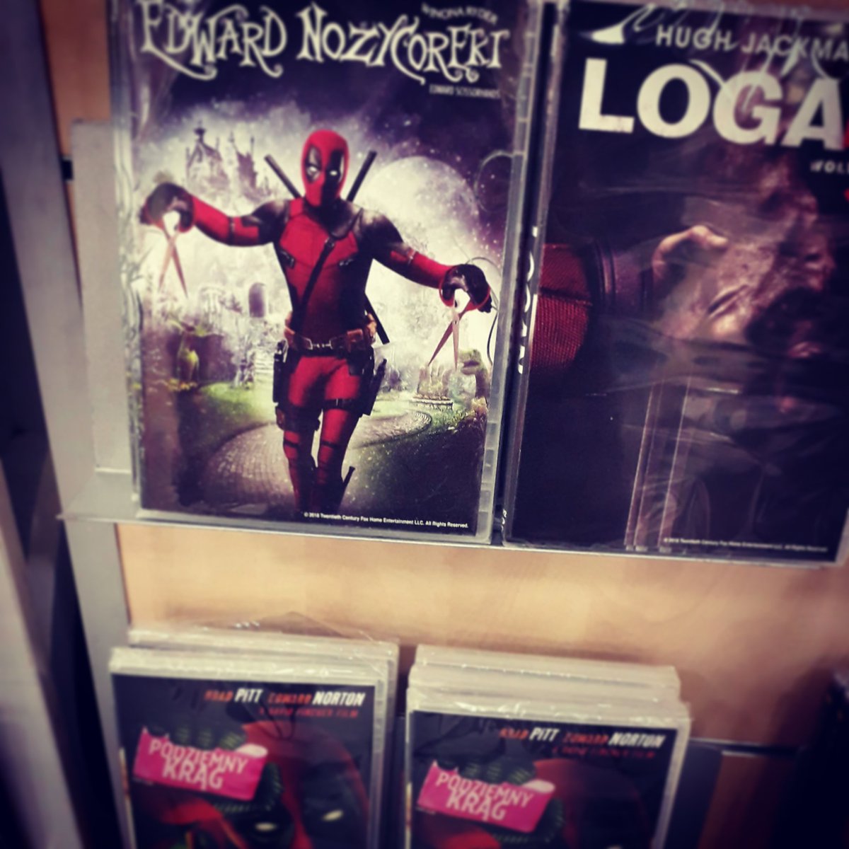 nerdheimpl's tweet photo. Myślicie, że teraz #RyanReynolds i przyjaciele wyprodukują okładki do wszystkiego z #DetektywPikachu?

#deadpool #oldmanlogan #fihhtclub #deadpoolforever #variantcover #filmy #filmcover #dvd #marvelcomics #marvelcinematic #marveluniverse #geekstuff https://t.co/LGue6M3bSF