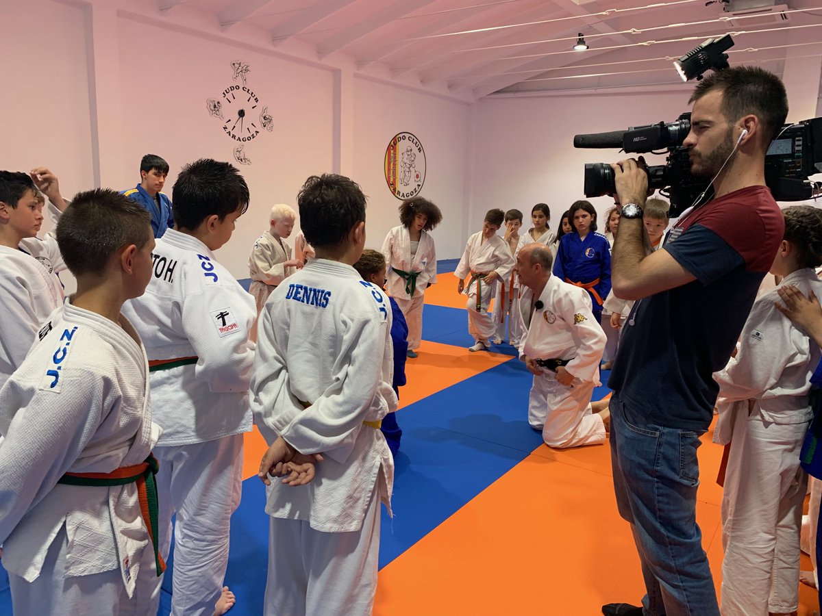 CosasdeClaseATV's tweet photo. 🥋 Mañana nos pondremos el kimono junto a los pequeños deportistas de la AD Judo Club Zaragoza.
🥇 Más de 200 alumnos de todas las edades practican cada semana su deporte preferido y han conseguido más de 30 medallas nacionales e internacionales
📺 Mañana a las 10:15 en @aragontv https://t.co/5UAE8kvEbL