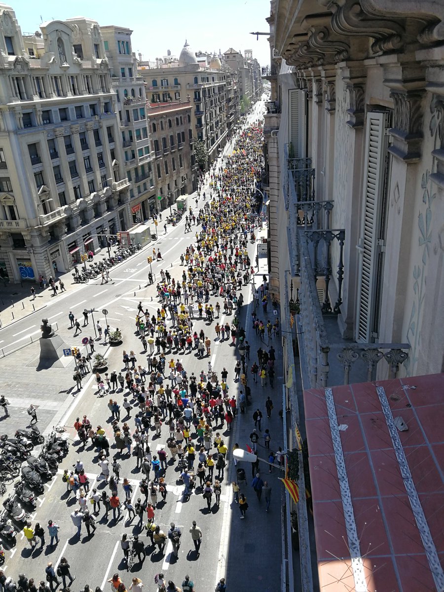 davcordoba's tweet photo. #VagaEducació16M #RevertimLesRetallades Milers de docents al carrer per cridar: Ve d'una hora, va de ratios" https://t.co/vtJhAc785v
