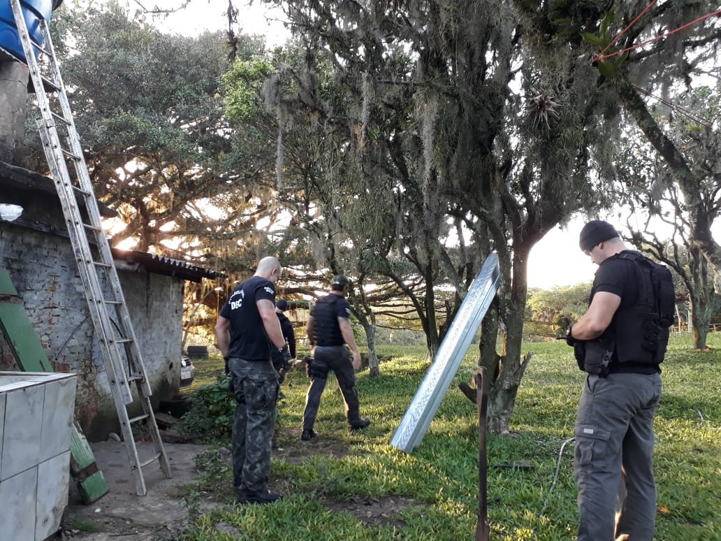 policiacivilrs's tweet photo. Preso, em Viamão, um dos homens mais procurados do estado. Ele é apontado como uma das lideranças do tráfico de drogas na zona sul de Porto Alegre, possuindo extenso rol de antecedentes criminais, com pelo menos 8 acusações de homicídios e outros crimes.
#Decap_Deic https://t.co/01otnyKkB2