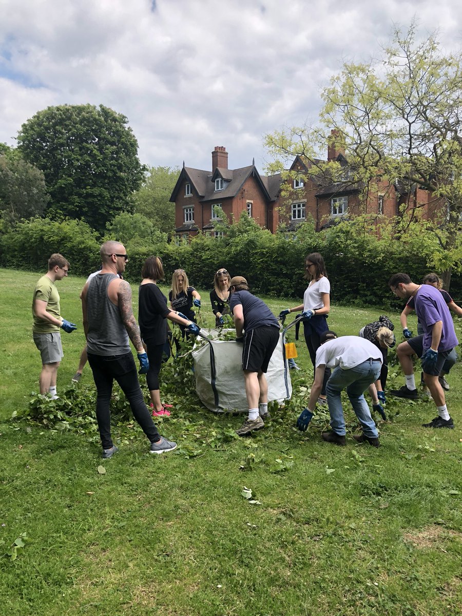 EdelmanUK's tweet photo. Dream team getting stuck in at Crystal Palace Park #EdelmanCharityDay https://t.co/XYgQD3buus