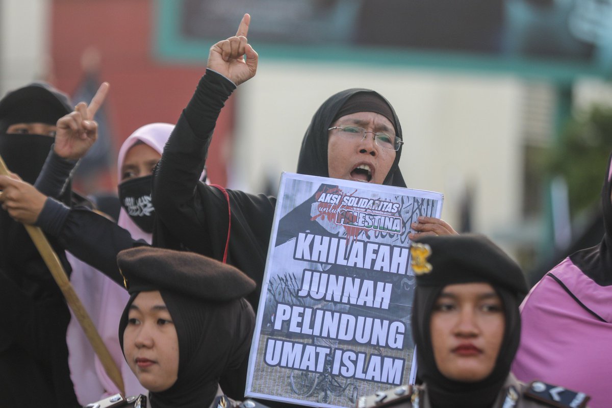 acehkini's tweet photo. Aksi solidaritas untuk Palestina di Banda Aceh, Kamis (16/5).
Simak foto-foto selengkapnya di https://t.co/kbME0sS2ek
📷 @ucokparta
#acehkinifoto https://t.co/Fd5QUEb4hn