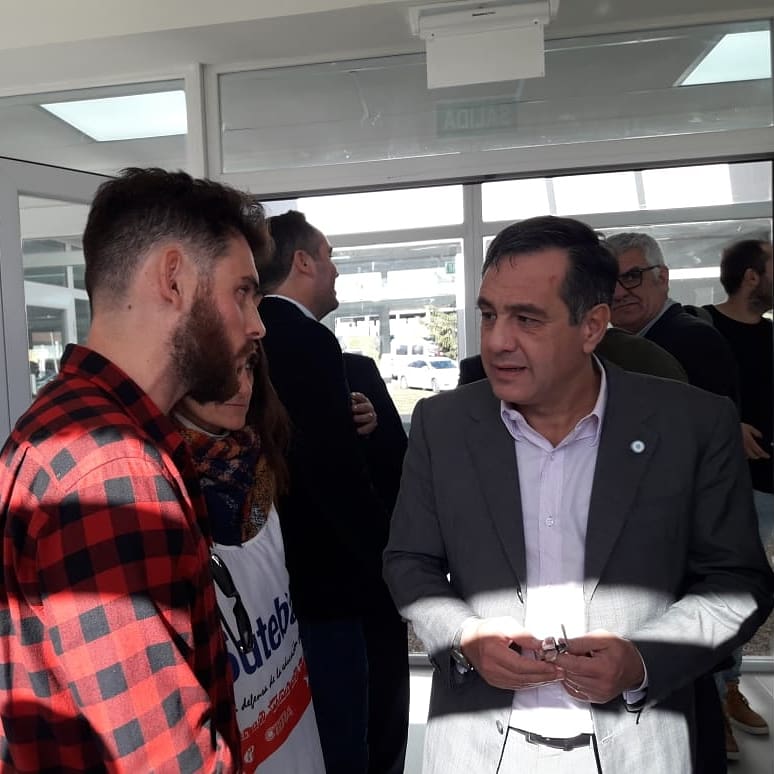agc_tandil's tweet photo. Ayer en la inauguración del edificio de @MediaLabARG, nuestro delegado conversó con @alefinocchiaro sobre la falta de pagos en #Plan111mil #Tandil y la falta de respuesta de @gonzasanta a pedido de reunión. El Ministro se comprometió a hablar con @dante_sica Min @PRODUCCION_ARG https://t.co/yseVk9cMe7