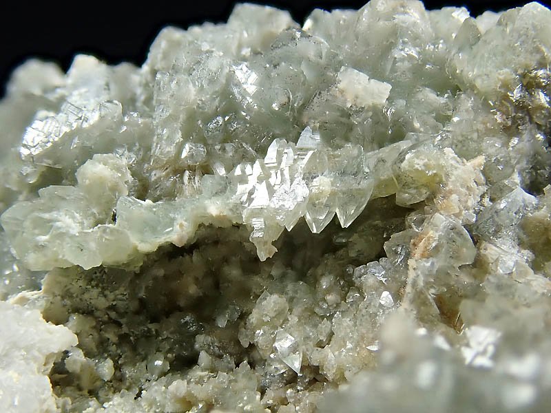 布賀鉱山4番坑田邊露頭産の硼灰石・ボルカライト。 この鉱物は余りに