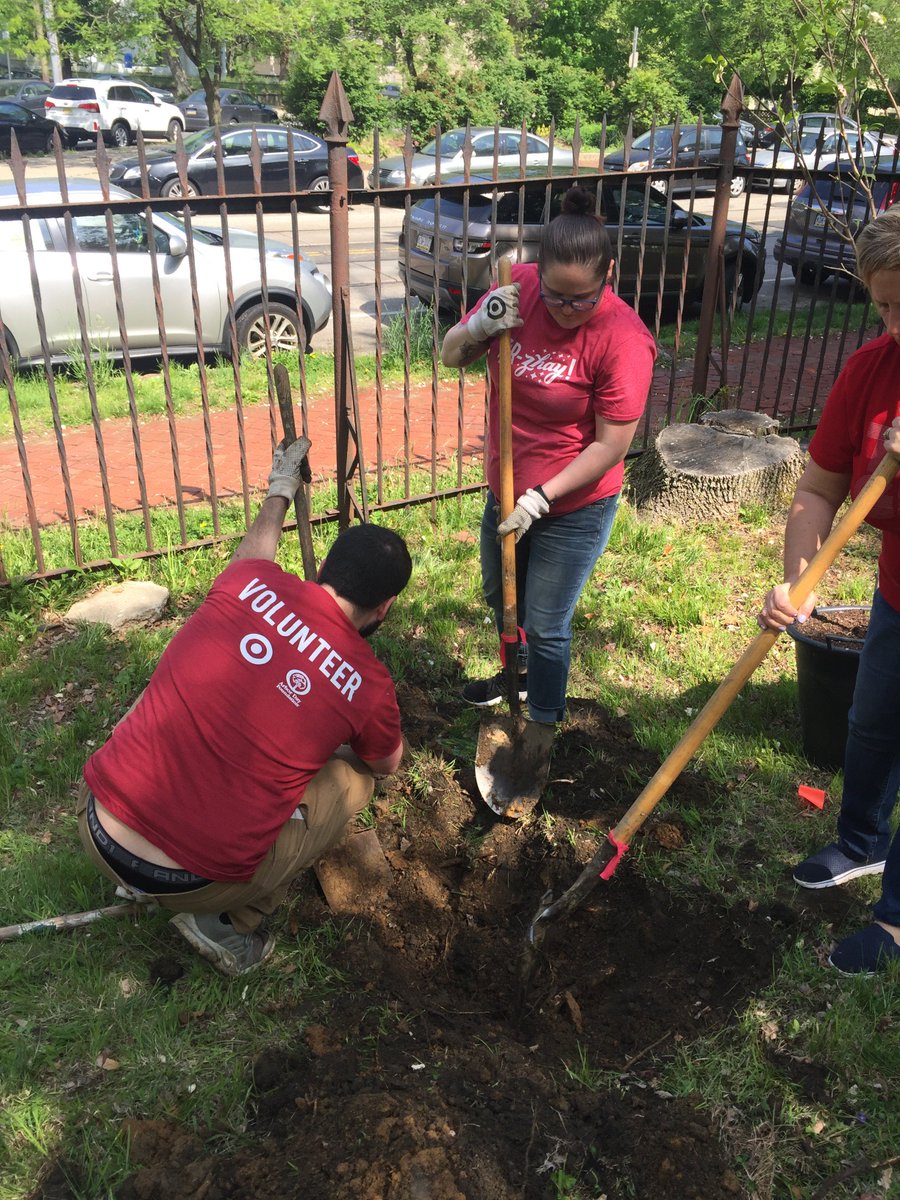 TargetNews's tweet image. Cheers to our @Target volunteers teaming up with @ArborDay Foundation &amp;amp; local partners to plant hundreds of trees in their communities this month! We&apos;re working toward our goal of giving 1M+ hours of volunteer service in our communities this year. #WeAreTarget #TimeforTrees