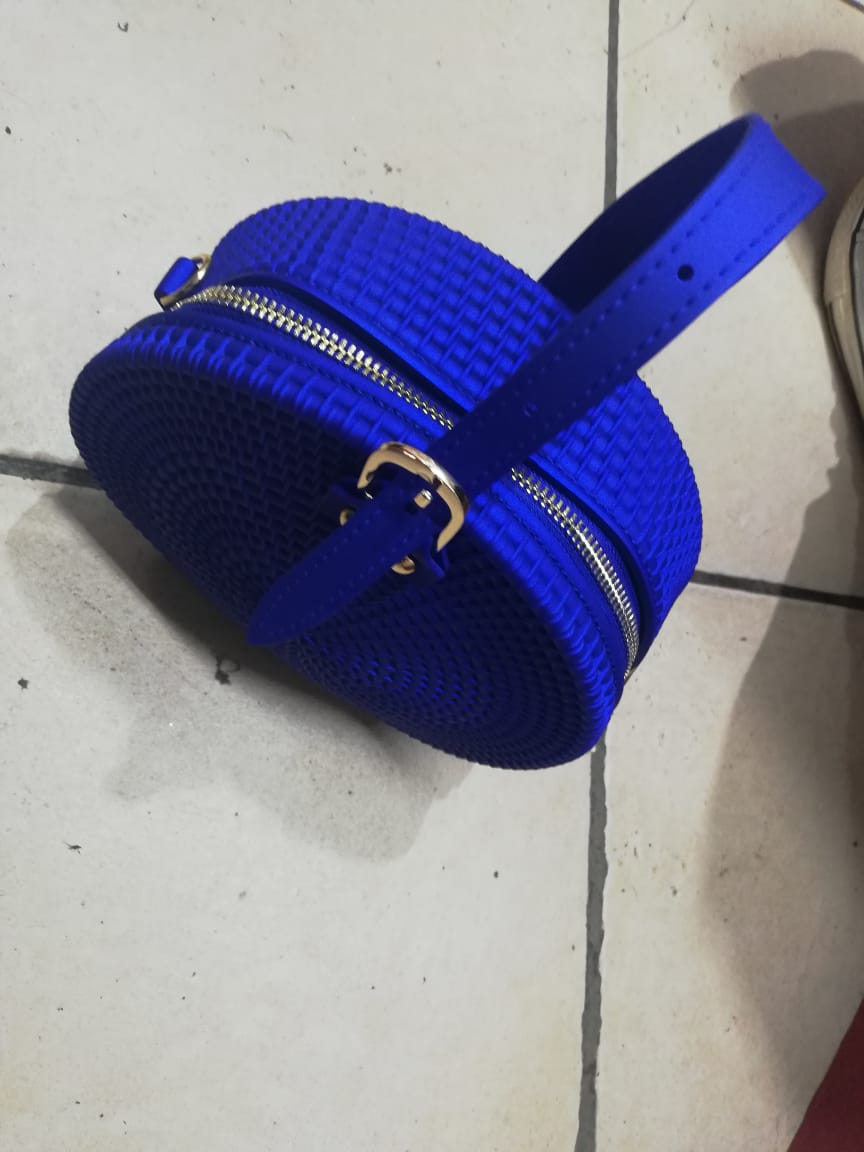 Fatso_Fabulous's tweet photo. Hey guys! My sis is selling these bags for R250. If you would like to get one, please contact her at: 0797759078 and she will sort you out.  #GirlTalkZA #GirlBuyZA #KingTalkZA #Twoogle #ewallet #uncappedwifi https://t.co/RxQvuDQBdf