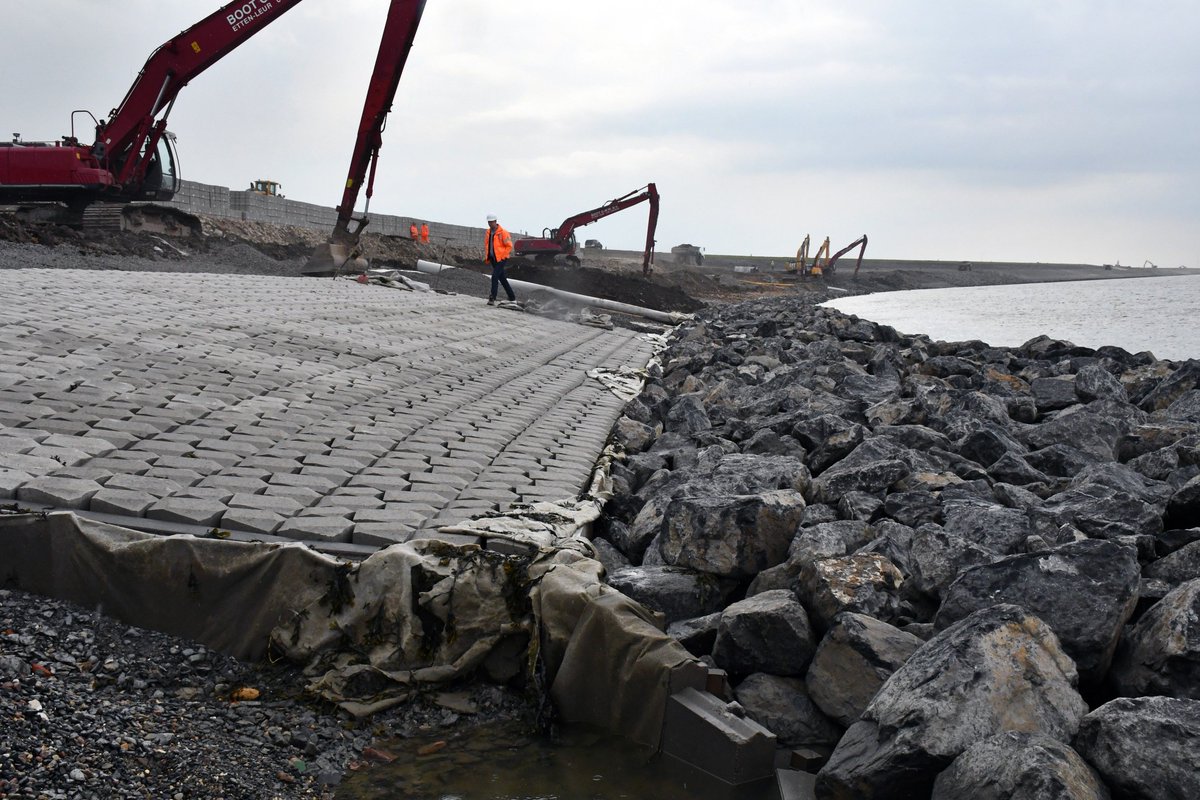 Rijkswaterstaat's tweet photo. Nieuwe bekleding op de #Afsluitdijk: de eerste #Quattroblocks tussen #Kornwerderzand en de Friese kust liggen op hun plek! @RWS_MN https://t.co/Q95IbQAZsh
