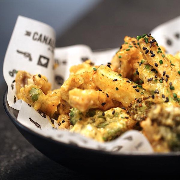 Melosa rima con deliciosa 🥕🌶🥒 Así es nuestra tempura de verduras de la huerta. 
---
#CanallaBistroMadrid #CanallaBistro #RicardCamarena