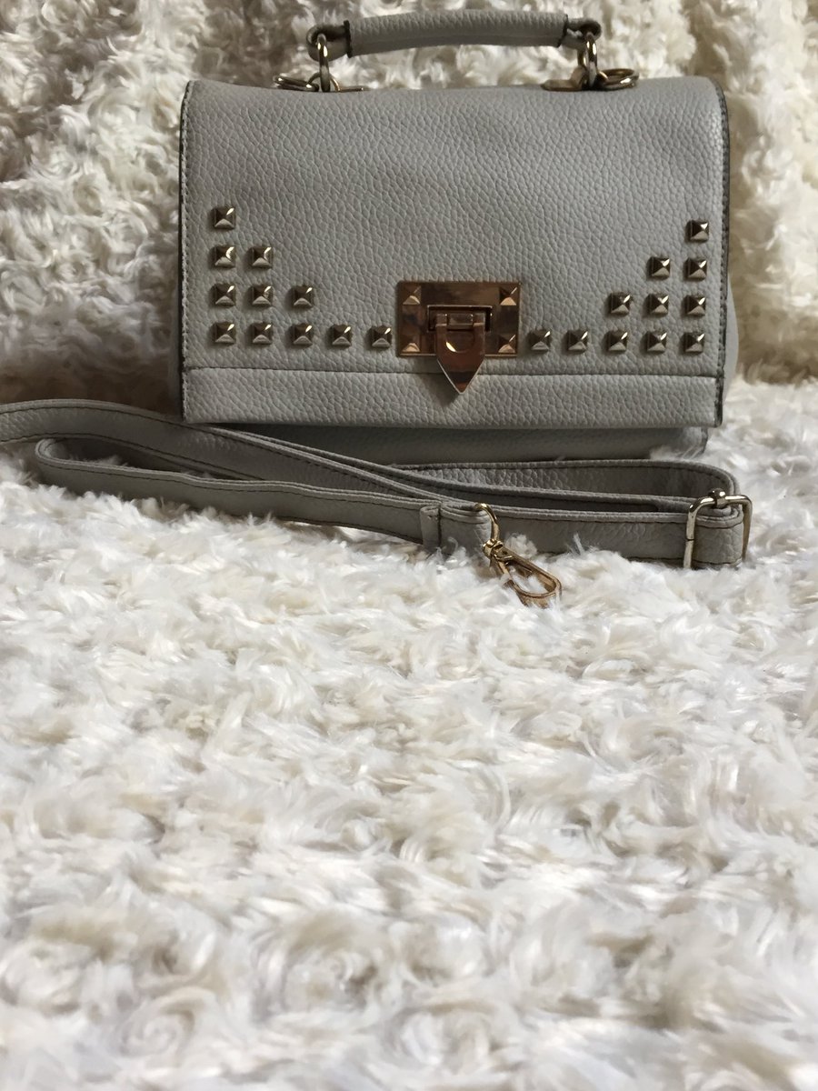AbiolaAileru's tweet photo. Hello everybody! it’s me again!
I have this pretty bags for sale 
First picture-#3000
Second picture: #2,500
Third picture: #2,800
Fourth picture: 2,500
Please retweet my customers may be on your TL 🙏🏽 
P.S: They’re all thrift items😊 https://t.co/8vDgneWQO9