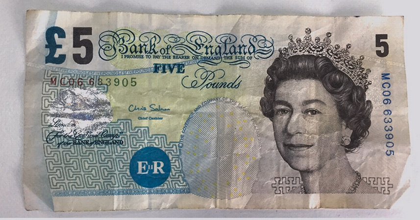 mrcitythinks's tweet image. Can you spot the difference in these two #GBP #Sterling #FivePoundNotes ? And not its not her hat or the colour