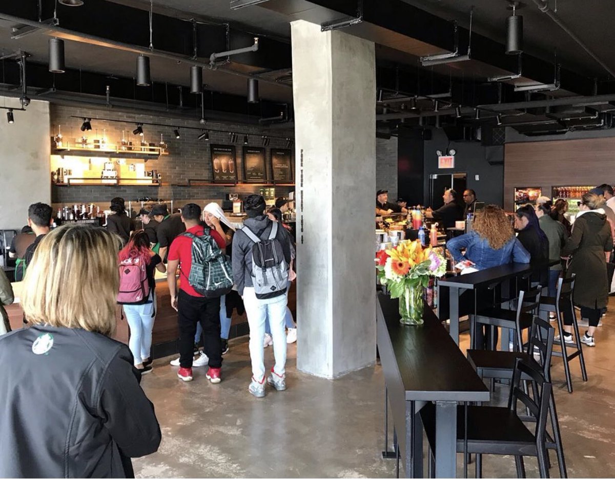 siadvance's tweet photo. 👖H&amp;M, 🐎U.S. Polo Assn, ☕️Starbucks and an AMAZING 🏙NYC skyline were enjoyed by @EmpireOutlets shoppers Thursday 😎 #EmpireOutlets #StatenIsland https://t.co/OU9GzP0mtV