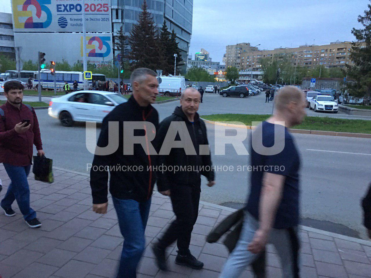 URA.RU on Twitter: "Ройзман пришел к скверу на драме. Видимо ...