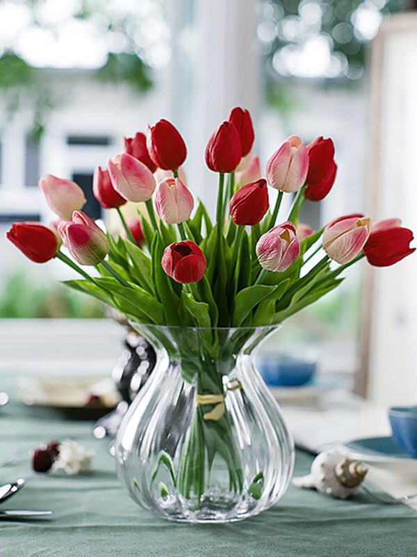 AuthorJoeNBrown's tweet image. Life happens to everyone at one point or another. You can be riding on top of the high mountain today, and trying to climb back up tomorrow. Then #ItsTheLittleThings that matter. #DearMeTenYearsAgo 🌹🌷🌹🌷