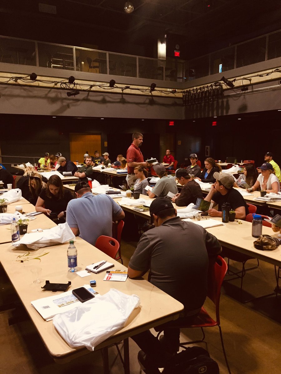 ⁦<a href="/TABeyrer/">Tryston Beyrer</a>⁩ leading broadleaf weed ID for 2019 class of crop scout interns in Southern MN/WI 😄✍️👂👁!
