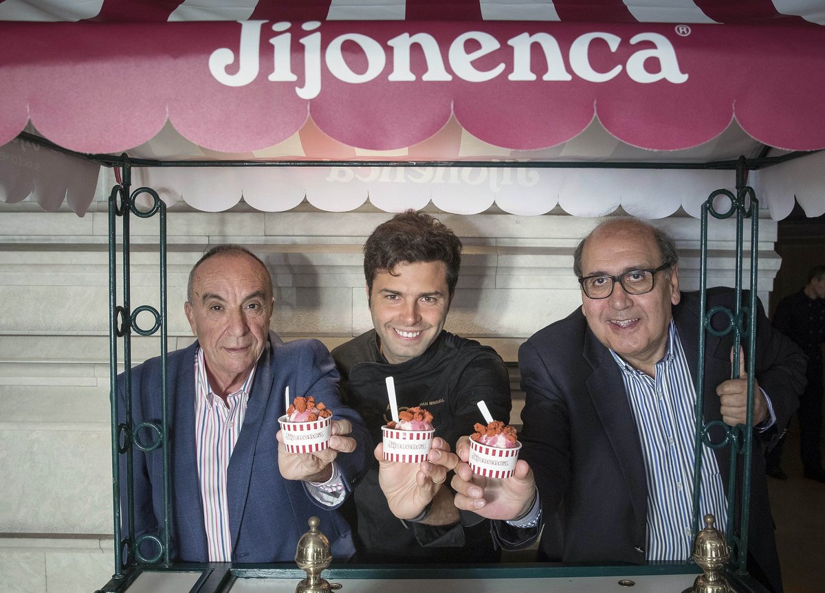 interprofitcom's tweet photo. Hoy hemos saboreado con la prensa el nuevo helado conmemorativo de #pastelRedVelvet, creado por @NathanMChef5, finalista de @MasterChef_es 5, para el 50º aniversario de @La_Jijonenca en la terraza del Claris Hotel & Spa Barcelona de @Derby_Hotels. https://t.co/MX7qXfMR02