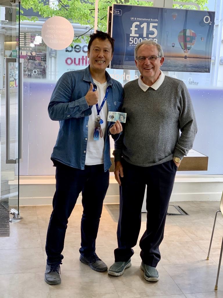 O2GuruJ32's tweet image. I&apos;m feeling so happy today! I&apos;m doing my usual day to day #O2Guru work, making people happy whilst teaching Paul new tricks on his new 📱 and at the same time raising money for @macmillancancer! Thank you so much Paul! 😊