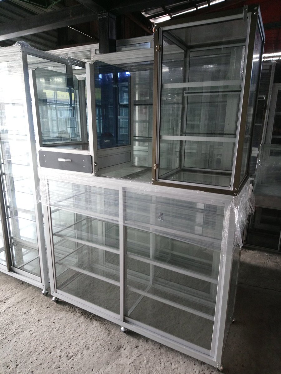 Vitrinas de aluminio y vidrio en toda medida✔️Garantía en estructura ✔️ La mejor calidad 💪🏻