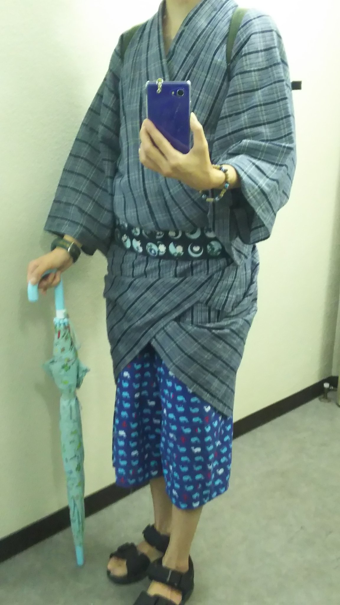 勇魚 女性はあまりしないと思うが 男性は尻はしょり する事もあると思う 私は 梅雨時や真夏の暑い日とかに足さばきが良くなるのでちょいちょい尻はしょりする 着物男子の皆さん 見えてもいい柄物のステテコで着物とのお洒落を楽しむのも良しですぞ