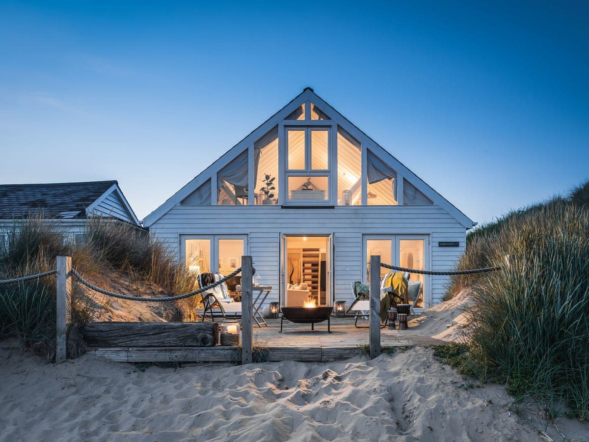 Stylish beach house in Camber Sands, sleeps 8 with pets welcome...
bit.ly/2VvoRMW