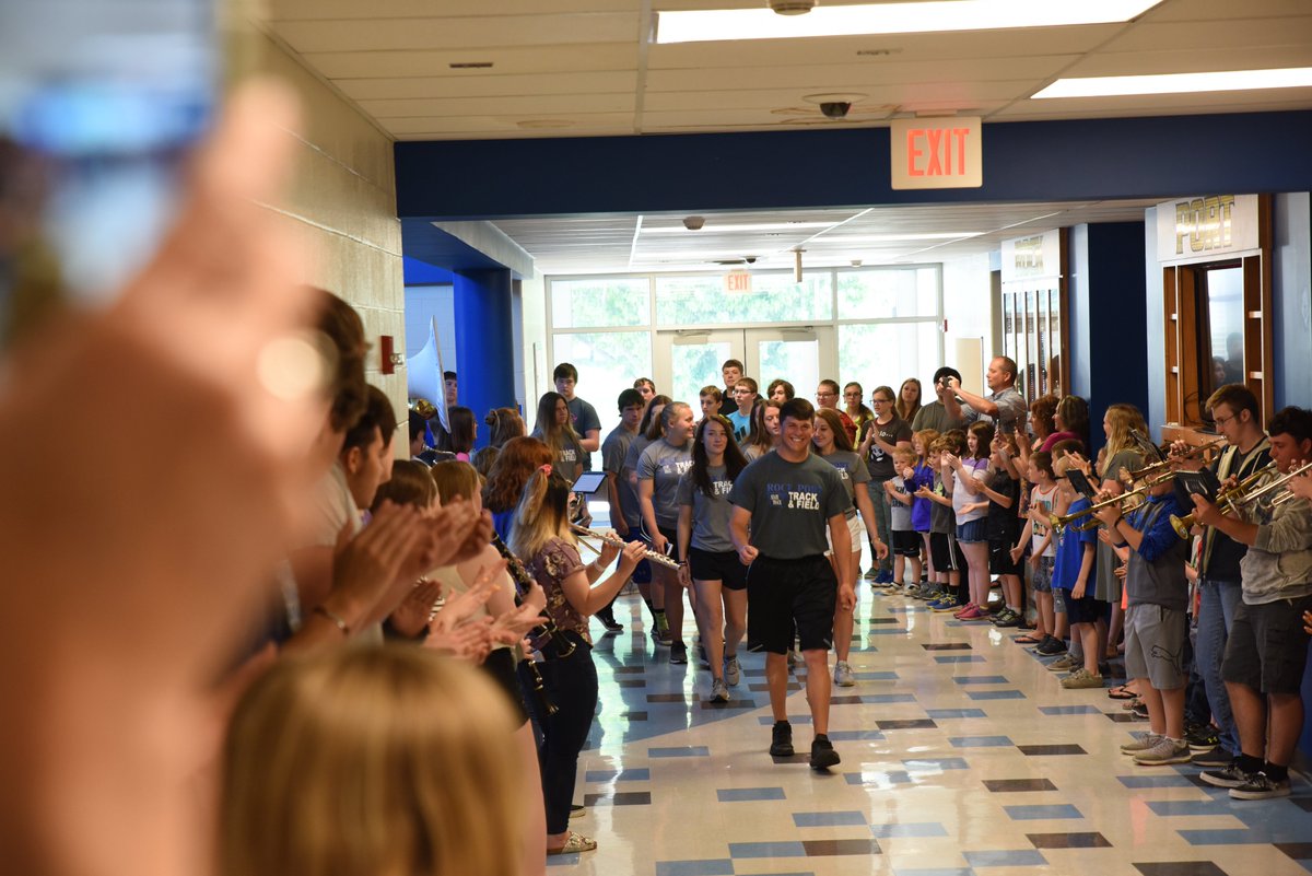 AtchCoMail's tweet photo. Good luck to all our area athletes headed to state track! Their schools sent them off with style! #missourstatetrack @jwestMSHSAA #missourihighschoolsports #MoStateTrack #mshsaa @RPBlueJays @TarkioR1 https://t.co/09N1nZktDU