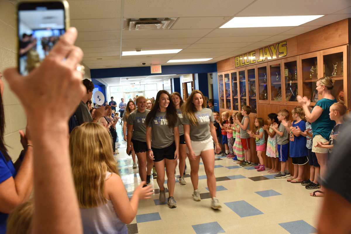 AtchCoMail's tweet photo. Good luck to all our area athletes headed to state track! Their schools sent them off with style! #missourstatetrack @jwestMSHSAA #missourihighschoolsports #MoStateTrack #mshsaa @RPBlueJays @TarkioR1 https://t.co/09N1nZktDU