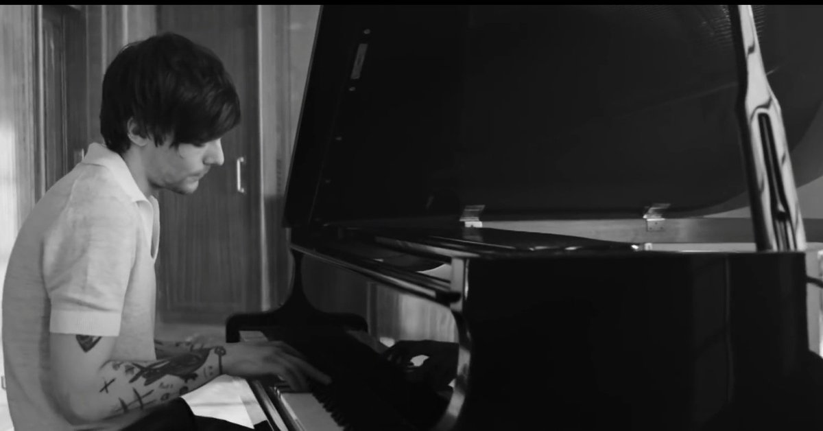 speaknow_louis's tweet photo. Tweet de apreciación a Louis tocando el piano por que es lo mejor que hay en el mundo

#TwoOfUsMusicVideo https://t.co/gF5imPc5ON