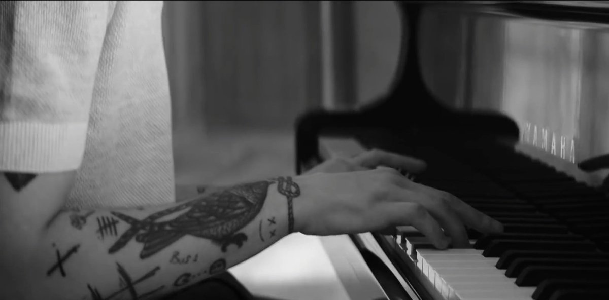 speaknow_louis's tweet photo. Tweet de apreciación a Louis tocando el piano por que es lo mejor que hay en el mundo

#TwoOfUsMusicVideo https://t.co/gF5imPc5ON