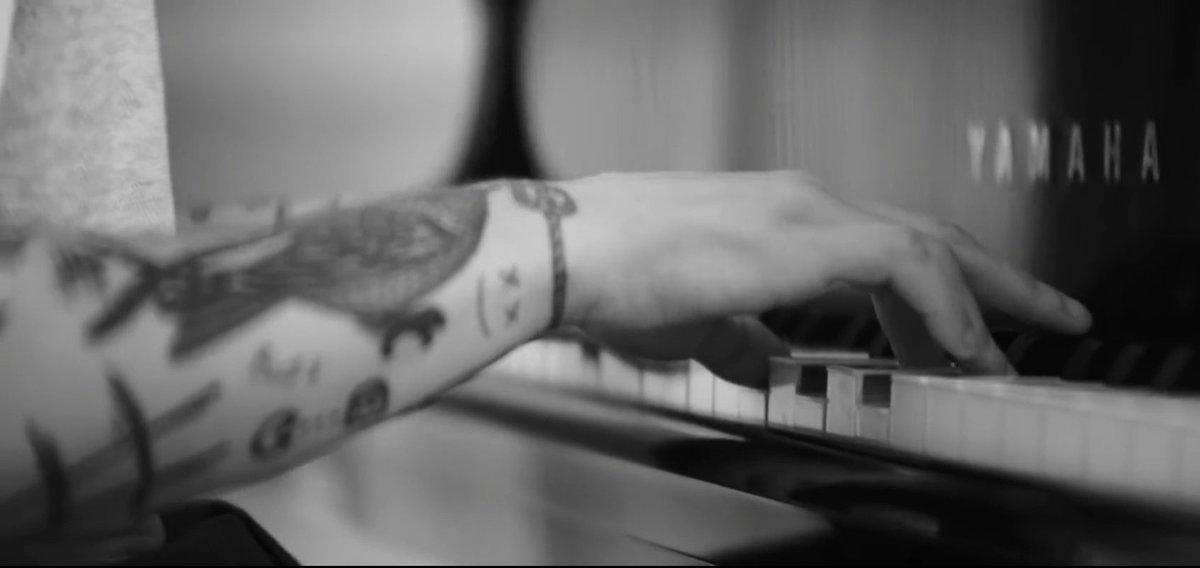 speaknow_louis's tweet photo. Tweet de apreciación a Louis tocando el piano por que es lo mejor que hay en el mundo

#TwoOfUsMusicVideo https://t.co/gF5imPc5ON