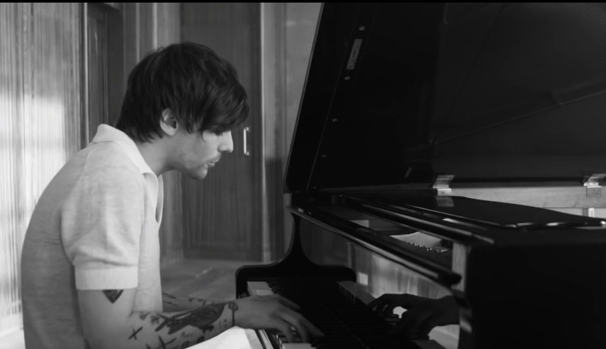 speaknow_louis's tweet photo. Tweet de apreciación a Louis tocando el piano por que es lo mejor que hay en el mundo

#TwoOfUsMusicVideo https://t.co/gF5imPc5ON