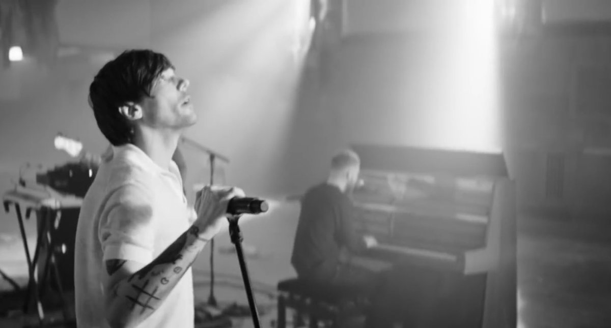 heslwthabit's tweet photo. Admiro mucho la fuerza y valentía que tiene este niño. Él ha pasado por mucho y sin embargo esta aqui abriendo su corazón para todos nosotros a través de su arte. 
Todos están conmigo cuando digo que @Louis_Tomlinson  es el ejemplo de lo que una leyenda es. #TwoOfUsMusicVideo https://t.co/kWwVyzCnuN